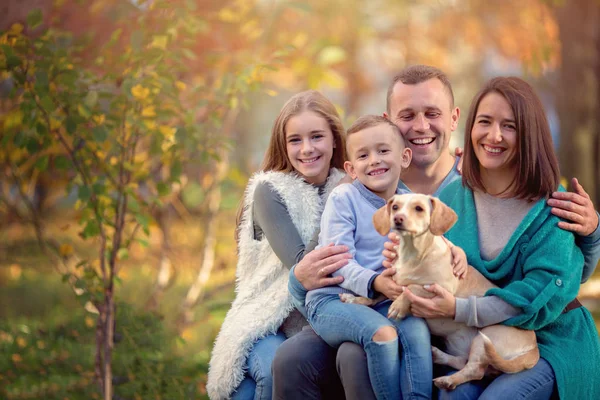 Retrato Otoño Familia Feliz Divirtiéndose Aire Libre —  Fotos de Stock