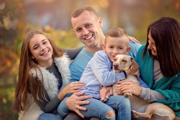 Retrato Otoño Familia Feliz Divirtiéndose Aire Libre — Foto de Stock