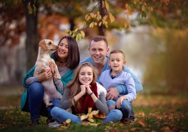 Sonbahar dışarıda eğleniyor mutlu bir aile portresi