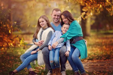 Sonbahar dışarıda eğleniyor mutlu bir aile portresi