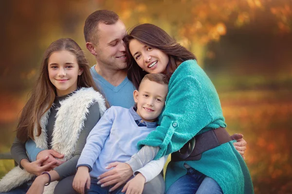 Retrato Outono Família Feliz Divertindo Livre — Fotografia de Stock