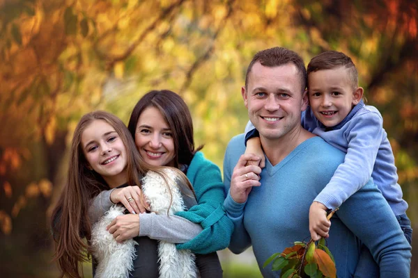 Sonbahar Dışarıda Eğleniyor Mutlu Bir Aile Portresi — Stok fotoğraf