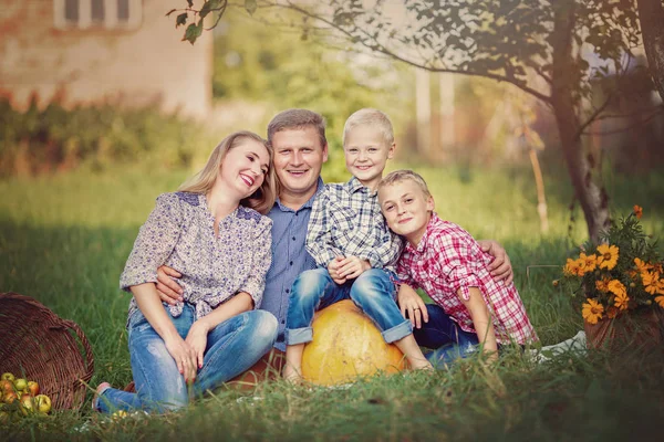 Família Feliz Divertindo Juntos Retrato Outono — Fotografia de Stock