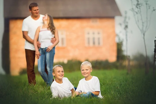 Mutlu Bir Aile Birlikte Eğleniyor Sonbahar Portre — Stok fotoğraf