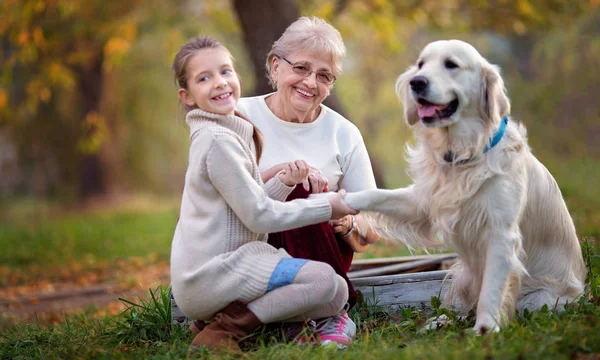 Outono Retrato Close Avó Feliz Com Neta Seu Cão Bonito — Fotografia de Stock