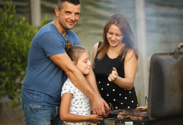 Rodzina Jedzenie Wypoczynek Rodzinne Gotowanie Mięsa Grillu Ogrodzie Latem — Zdjęcie stockowe