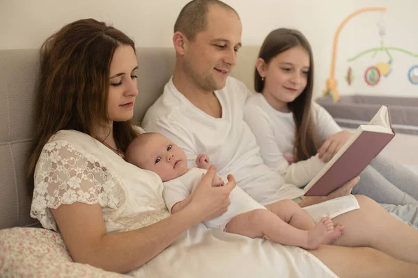 Padres Felices Leyendo Libro Bebé Familia Concepto Educación — Foto de Stock