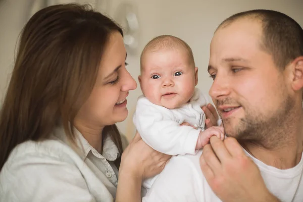 Szoros Portré Boldog Szülők Játszik Baba — Stock Fotó