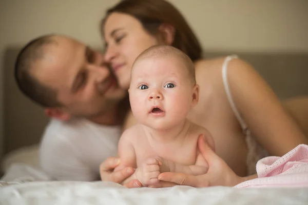 부모가 아기와 모습을 클로즈업 — 스톡 사진