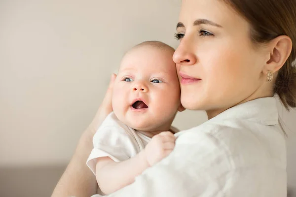 Şefkat Mutlu Bir Annenin Yeni Doğmuş Bebeğiyle Yakın Plan Portresi — Stok fotoğraf