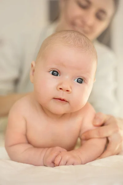 Ternura Retrato Cerca Feliz Madre Encantadora Con Bebé Recién Nacido — Foto de Stock