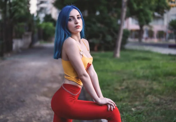 Pelo Azul Ojos Azules Piel Pálida Joven Modelo Calle Fotografía —  Fotos de Stock