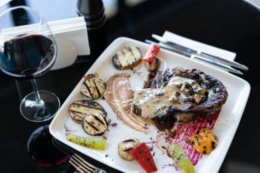 Güzel bir restoranda özel yemek.