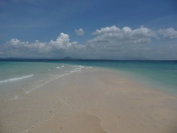 Piękny Turkusowy Krajobraz Morski Pod Błękitnym Niebem Wyspie Bagunbanua Filipiny — Zdjęcie stockowe