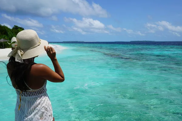 在马尔代夫的巴哈环礁地区 年轻的亚洲女子站在蓝天下碧绿的海景下 — 图库照片