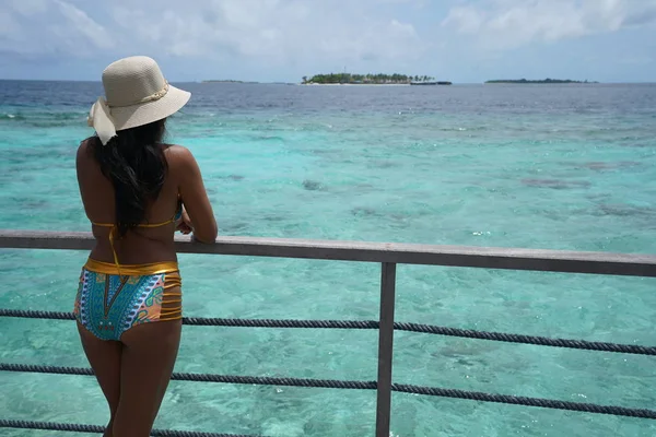 Maldivler Mavi Gökyüzünün Altında Turkuaz Deniz Manzarasına Karşı Duran Bikinili — Stok fotoğraf