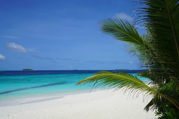 Belo Mar Azul Turquesa Praia Tropical Sob Céu Azul Nas — Fotografia de Stock