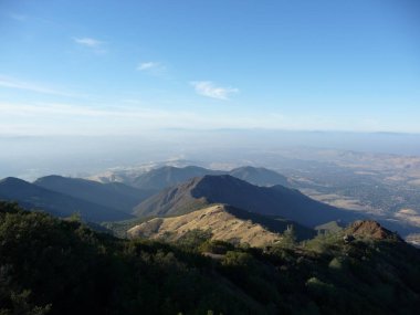 San Francisco Körfez Bölgesi, Kaliforniya 'da bulutlu gökyüzü ile muhteşem doğa manzarası.. 