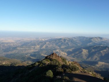 San Francisco Körfez Bölgesi, Kaliforniya 'da bulutlu gökyüzü ile muhteşem doğa manzarası.. 
