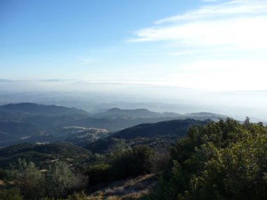 San Francisco Körfez Bölgesi, Kaliforniya 'da bulutlu gökyüzü ile muhteşem doğa manzarası.. 