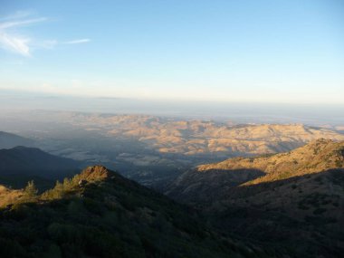 San Francisco Körfez Bölgesi, Kaliforniya 'da bulutlu gökyüzü ile muhteşem doğa manzarası.. 