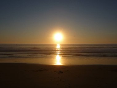 Kaliforniya kıyıları boyunca dalgalı ve bulutlu gökyüzü ile muhteşem okyanus manzarası