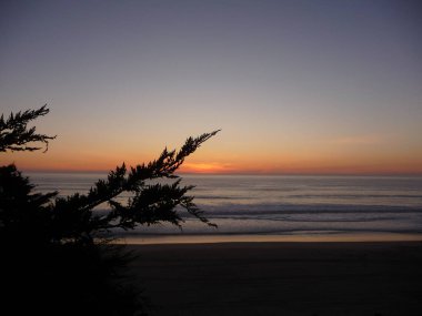 Muhteşem okyanus alacakaranlık manzarası dalgalar ve bulutlu gökyüzü Kaliforniya kıyısı boyunca