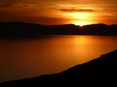 Gün batımında Utah, Büyük Salt Gölü boyunca muhteşem bir göl manzarası.