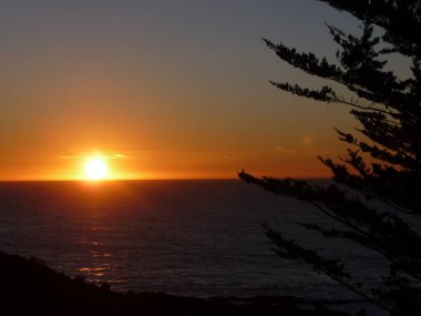 Muhteşem okyanus manzarası Orta Kaliforniya 'daki Pasifik Sahil Otobanı boyunca inanılmaz gökyüzü