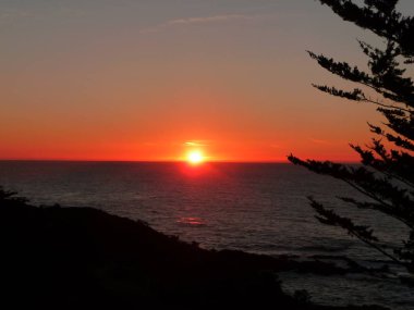 Muhteşem okyanus manzarası Orta Kaliforniya 'daki Pasifik Sahil Otobanı boyunca inanılmaz gökyüzü
