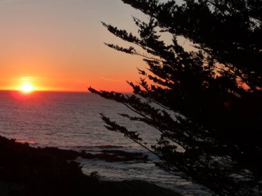 Muhteşem okyanus manzarası Orta Kaliforniya 'daki Pasifik Sahil Otobanı boyunca inanılmaz gökyüzü
