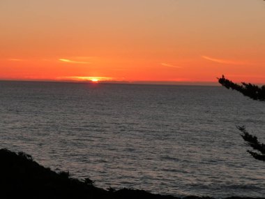 Muhteşem okyanus gün batımı manzarası Orta Kaliforniya 'daki Pasifik Sahil Otobanı boyunca inanılmaz gökyüzü