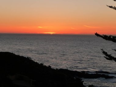 Muhteşem okyanus gün batımı manzarası Orta Kaliforniya 'daki Pasifik Sahil Otobanı boyunca inanılmaz gökyüzü
