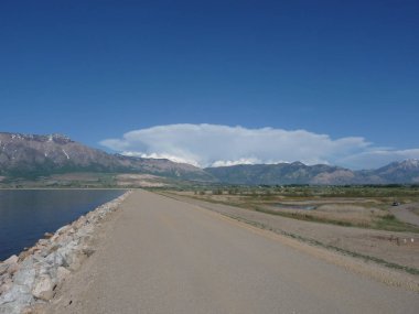 Willard Bay, Salt Lake, Utah yakınlarında muhteşem bir göl manzarası.