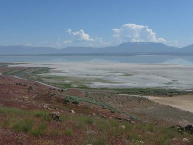 Utah 2009 'daki Great Salt Lake boyunca muhteşem bir göl manzarası.