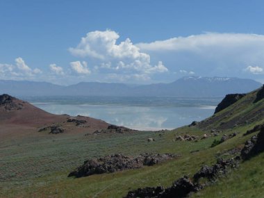 Utah 'taki Büyük Tuz Gölü boyunca bulutlu gökyüzü ile muhteşem doğa manzarası.