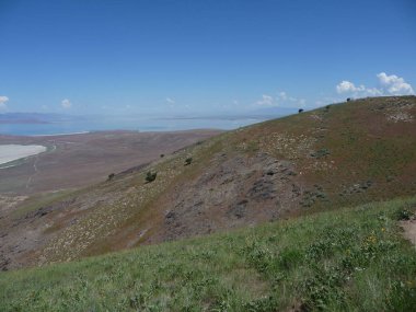 Utah 'taki Büyük Tuz Gölü boyunca berrak gökyüzü ile muhteşem doğa manzarası.