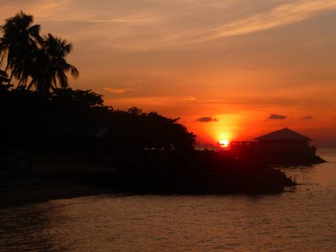 Filipinler 'in Visayas Bölgesi 2009' da gün batımında inanılmaz bir gökyüzü ile muhteşem bir okyanus manzarası