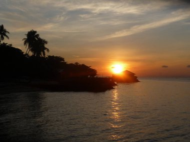 Filipinler 'in Visayas Bölgesi 2009' da gün batımında inanılmaz bir gökyüzü ile muhteşem bir okyanus manzarası