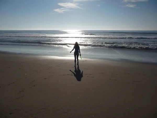 Silhouet Van Een Vrouw Het Strand Bij Zonsondergang Langs Kust — Stockfoto