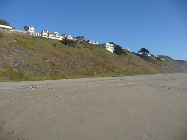緑の丘の上の小さな家の景色中央カリフォルニア沿岸に沿って青い空 — ストック写真