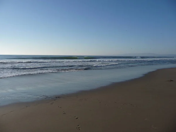 中央カリフォルニア沿岸に沿って波と曇りの空と素晴らしい海の景色 — ストック写真