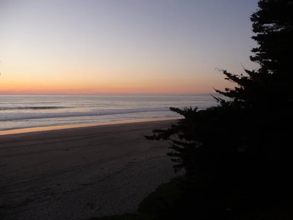 中央カリフォルニア沿岸に沿って波と曇りの空と素晴らしい海の景色 — ストック写真