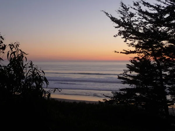 Niesamowity Widok Ocean Zmierzchu Falami Zachmurzonym Niebem Wzdłuż Centralnego Wybrzeża — Zdjęcie stockowe