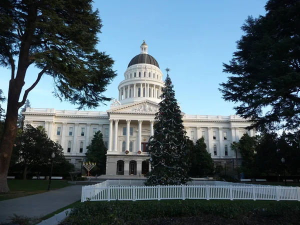 California State Capitol Κτίριο Μπλε Ουρανό Και Χριστουγεννιάτικο Δέντρο 2008 — Φωτογραφία Αρχείου