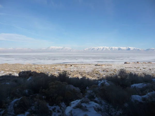 美丽的冬季湖景 犹他州盐湖畔的天空令人惊奇 — 图库照片