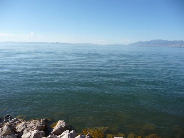 Willard Bay, Salt Lake, Utah yakınlarında muhteşem bir göl manzarası.