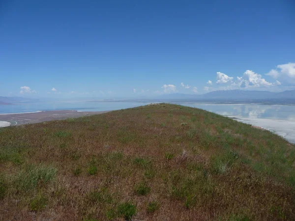 Niesamowity Widok Góry Natury Czystym Niebem Wzdłuż Wielkiego Jeziora Słonego — Zdjęcie stockowe