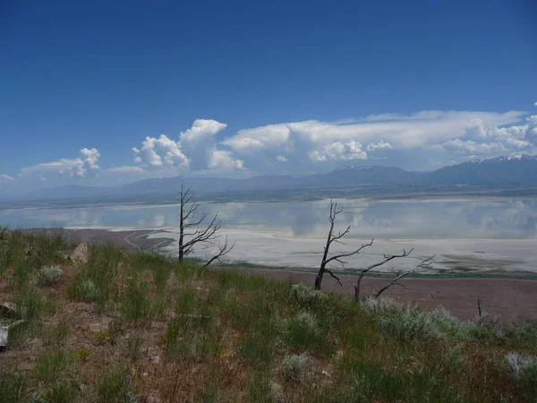Utah 2009 'daki Great Salt Lake boyunca muhteşem bir göl manzarası.