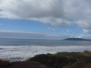 Bulutlu gökyüzü arka plan ile muhteşem okyanus